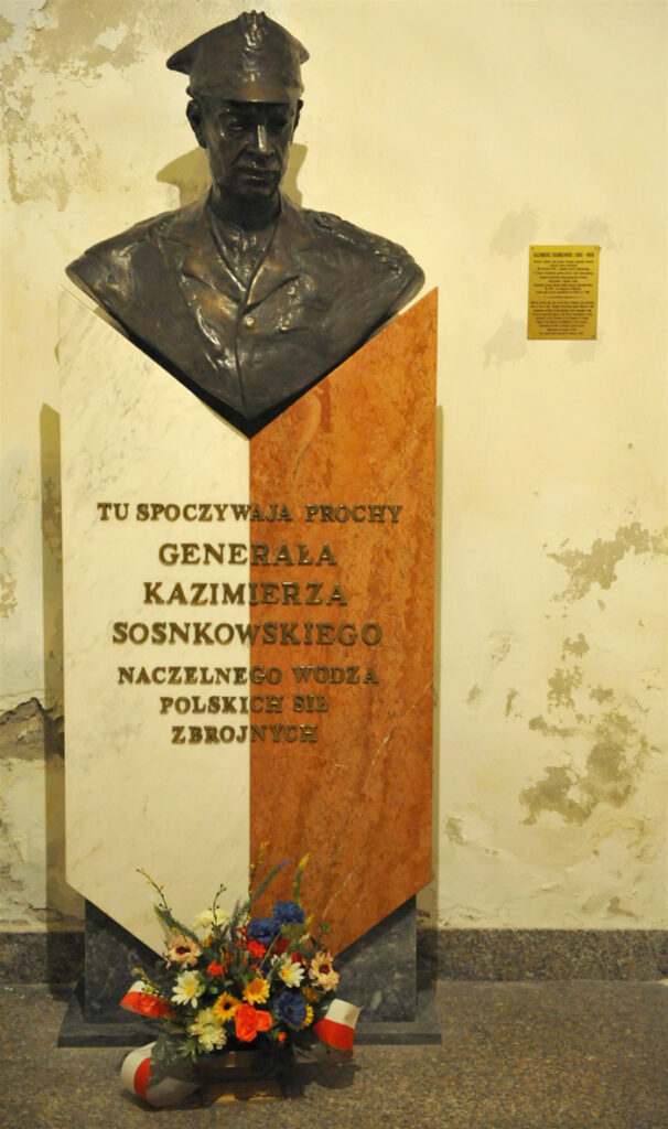 Grób Kazimierza Sosnkowskiego w podziemiach Katedry św. Jana W Warszawie