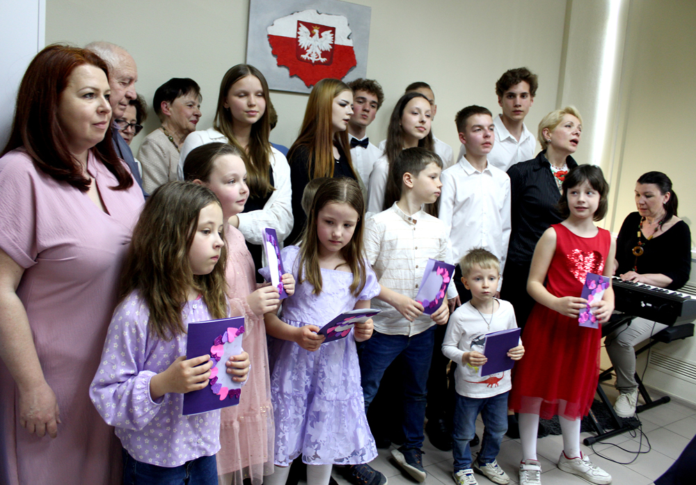 W trakcie wydarzenia recytowano wiersze, śpiewano piosenki i opowiadano wzruszające historie o swoich mamach