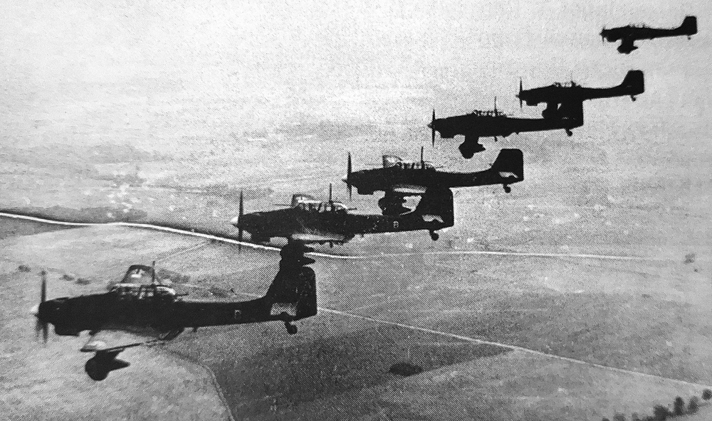 Pikujący bombowiec Luftwaffe Ju-87 „Stuka” nad Polską. Wrzesień 1939 r.Fot. Heinrich Hoffmann. Bundesarchiv