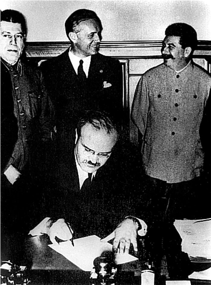 Podpisanie Paktu Ribbentrop-Mołotow. Moskwa, 23 sierpnia 1939 r.Zdjęcie z zasobów Muzeum Katyńskiego w Warszawie