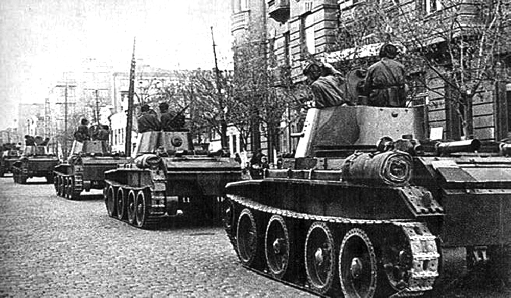 Czołgi Armii Czerwonej na ulicach polskiego Lwowa. 22 września 1939 r. Z książki: Hołubko W., Hryciuk W., Łysenko O. Historia wojen i sztuki wojennej