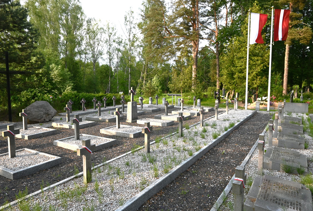 Groby polskich legionistów z Kampanii Łatgalskiej (1919-1920) na cmentarzu w Ławkiesach pod Dyneburgiem (fot.Leszek Wątróbski)