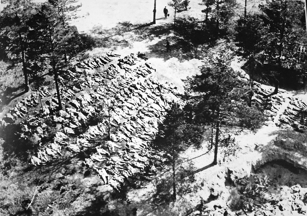 Katyń, kwiecień–czerwiec 1943 r. Niemiecka ekshumacja szczątków polskich oficerów zamordowanych przez NKWD (fot. niemieckie). Muzeum Katyńskie w Warszawie.