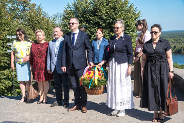 Wizyta polskich dyplomatów w Kaniowie: wzmocnienie więzi kulturalnych i edukacyjnych