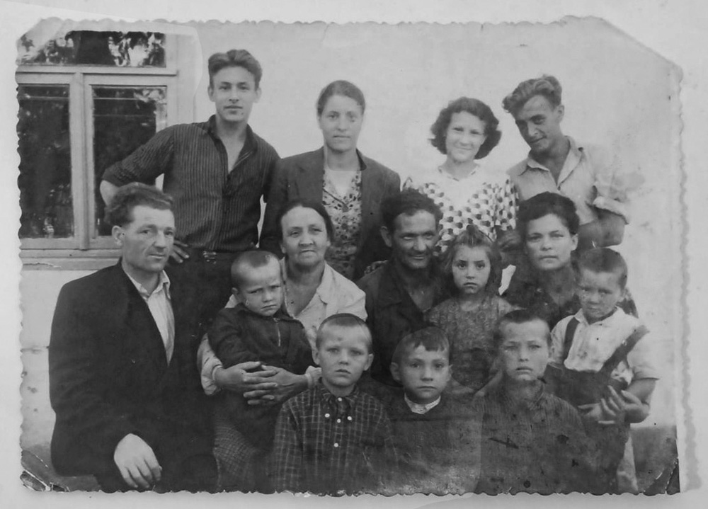 1955 r. Górny rząd, od lewej do prawej: Alexander Gołkowski; Katerina Midoian (Gołkowska, moja babcia); żona Romana Gołkowskiego; Roman Gołkowski. Środkowy rząd, od lewej do prawej: Wiktor Nikitin, mąż Anny Frołowej (Gołkowski); Janina Gołkowska (Widmont, moja prababcia); Zygmunt Widmont; Anna Frołowa (Gołkowska). Dolny rząd (dzieci), od lewej do prawej: Witalij Nikitin, Anaida Midoian (moja ciotka), Anatolij Nikitin, Aleksander Nikitin, Walerij Midoian (mój tata), Władimir Frołow