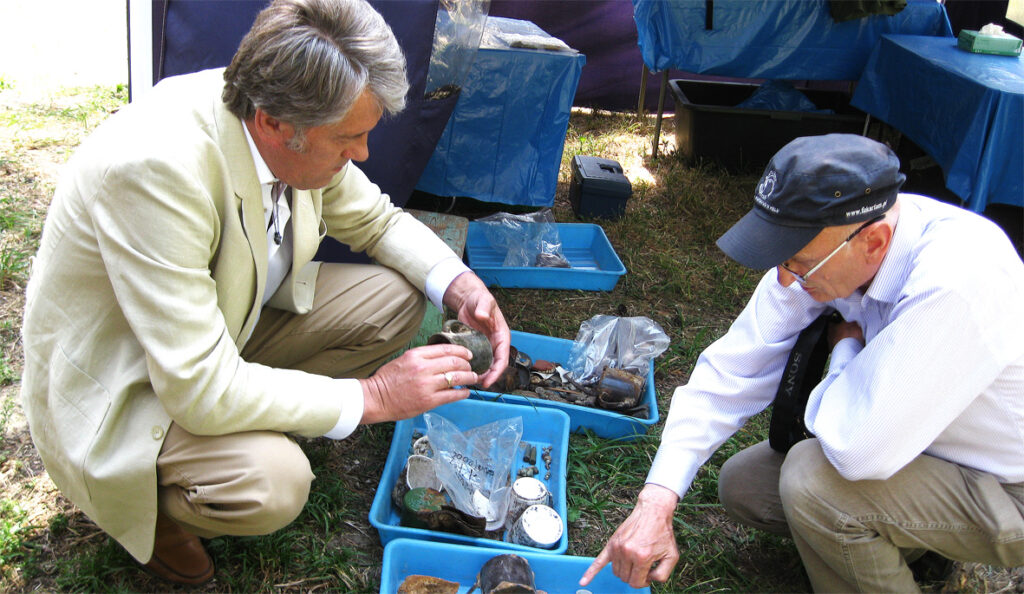 Prezydent Ukrainy Wiktor Juszczenko i zastępca szefa polsko-ukraińskiej ekspedycji archeologicznej Mieczysław Gura podczas wykopalisk w lesie Bykownia. 2011 r. Zdjęcie udostępnił J. Szapował.