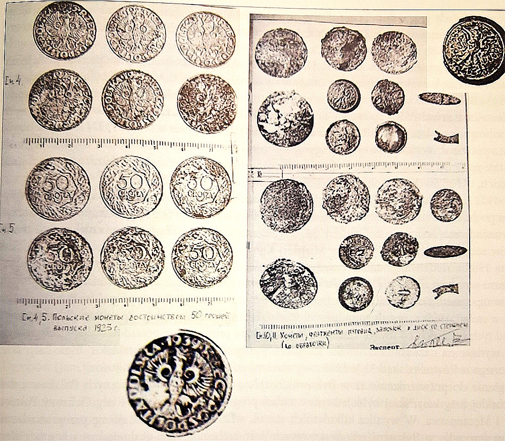 Przedmioty znalezione w polskich pochówkach podczas tajnej ekshumacji przeprowadzonej w Bykowni w 1971 r. - fotokolaz. Wyraźnie widoczne polskie monety o nominale 50 groszy przedwojennego bicia, guziki od różnych mundurów wojskowych. (Źródło: z książki „Charków–Katyń–Twer–Bykownia”, red. A. Kola, J. Sziling. Toruń, 2011).