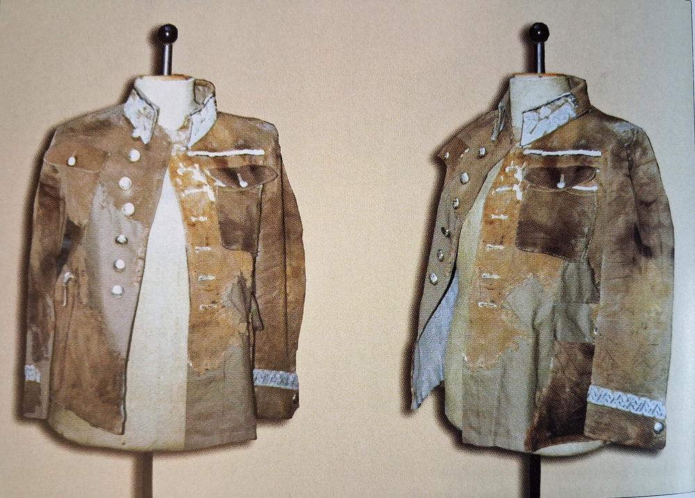 Na zdjęciu mundurowa kurtka brygadiera (przed konserwacją i po konserwacji). Charków. Wykopaliska z 1994 roku. Fot. P. Bielecka, A. Drużkowska. Źr.: Kola A., Archeologia zbrodni. Oficerowie polscy na cmentarzu ofiar NKWD w Charkowie. Toruń, 2005.