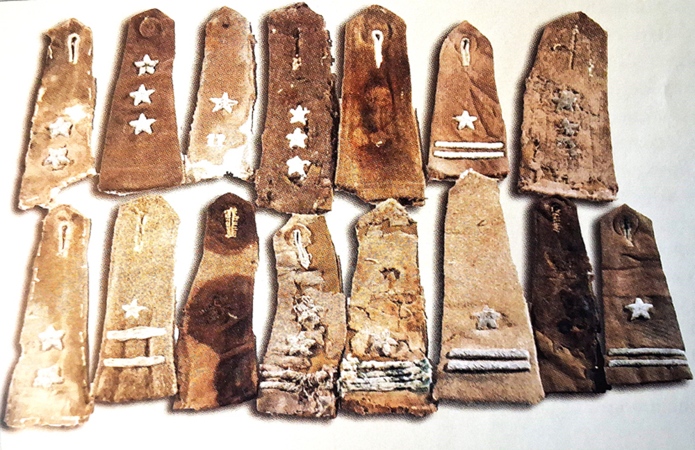 Na zdjęciu oficerskie pagony (naramienniki). Charków. Wykopaliska z 1995 roku. Fot. P. Bielecka. Źr.: Kola A., Archeologia zbrodni. Toruń, 2005.