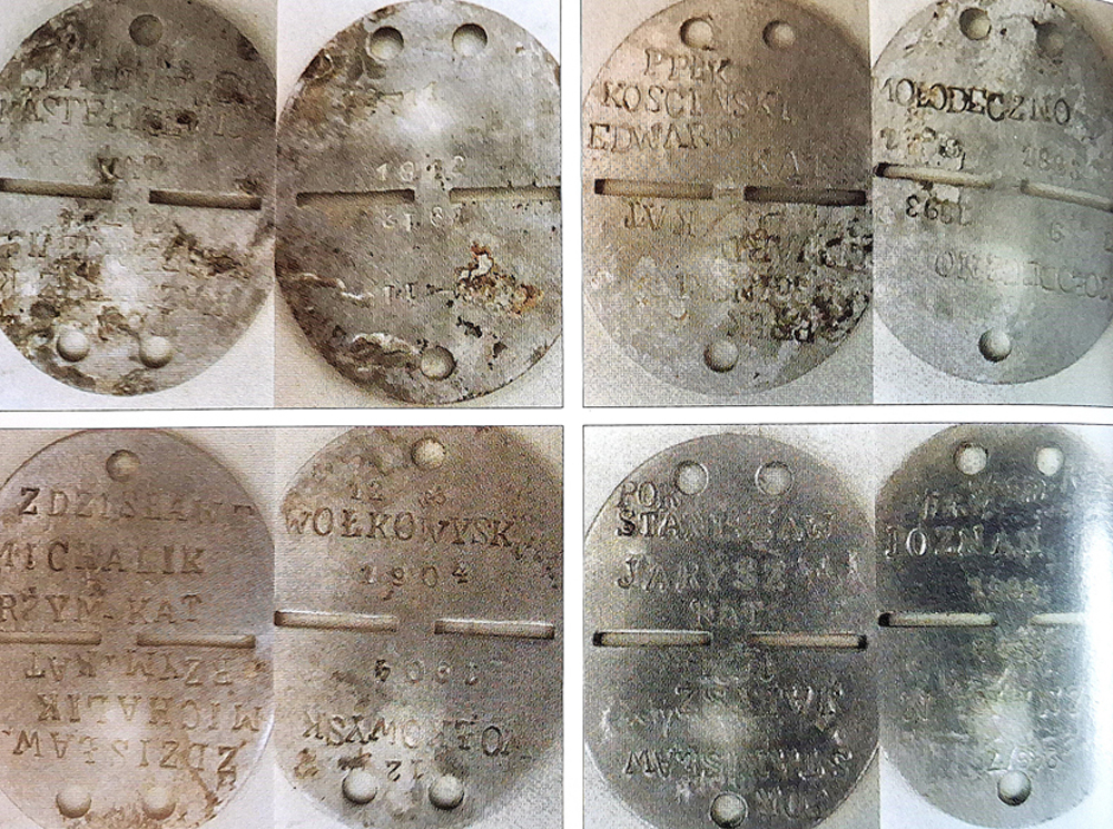 Na zdjęciu wydobyte z masowego polskiego pochówku nr 17/95 wojskowe znaki identyfikacyjne (nieśmiertelniki), które należały do: porucznika Kazimierza Kasperowicza (kategoria 12–11); podpułkownika Edwarda Kościńskiego (kategoria 79), ur. 1893 r., Mołodeczno; Zdzisława Michalika (kategoria 12, rzymski katolik), ur. 1904 r., m. Wołkowysk; porucznika Stanisława Marusza (kategoria 946/7, rzymski katolik), ur. 1894 r., m. Poznań. Fot. A. Kola. Charków, 1995 r. Źr.: Kola A., Archeologia zbrodni. Toruń, 2005.