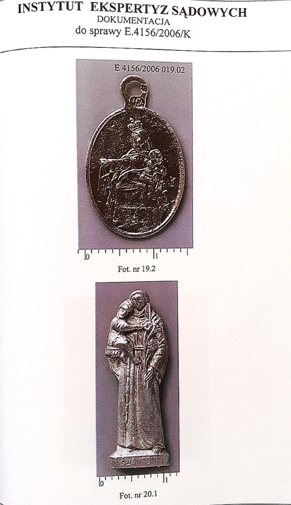 Katolicki medalik z wizerunkiem Matki Bożej i figurka św. Antoniego. Jeden z licznych polskich przedmiotów wydobytych podczas ekshumacji w lesie Bykownia w 2006 r. Instytut Ekspertyz Sądowych Rzeczypospolitej Polskiej, 2006. (Źródło: Materiały sprawy nr 3109. Materiały weryfikacji). Wojskowa Prokuratura Regionalna Ukrainy.