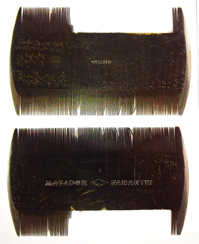 Czarny ebonitowy grzebień austriackiej firmy „Matador Garantie” (awers i rewers) znaleziony w 2007 r. w jednym z polskich pochówków w lesie Bykownia z wybitymi nazwiskami Polaków rozstrzelanych przez NKWD. Fot. D. Seminski. (Źródło: „Archeologia totalitaryzmu. Ślady represji 1939–1956”. Łódź, 2015).