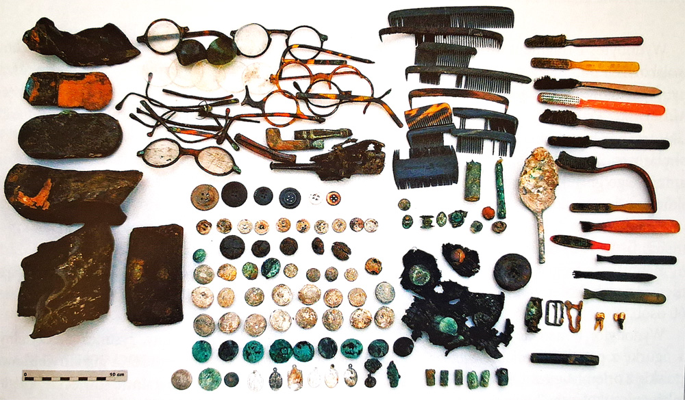 Polskie przedmioty znalezione podczas ekshumacji w lesie Bykownia w 2011 r. (Źródło: „Kijów–Bykownia. Księga cmentarna”. Warszawa, 2015).