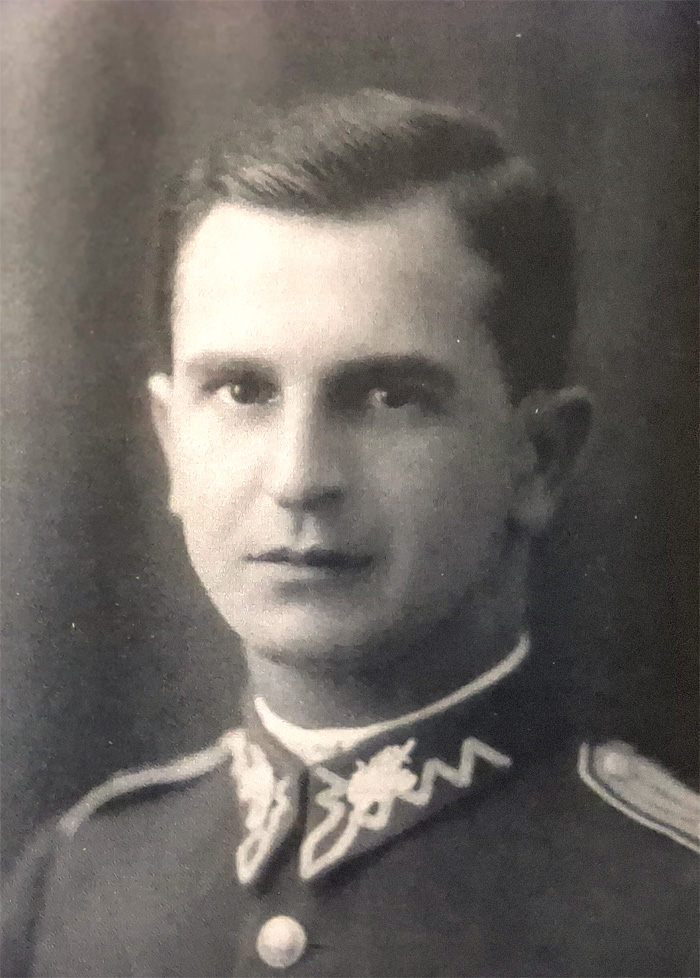 Józef Kornat w szkole podchorążych podoficerów w Bydgoszczy, 12 sierpnia 1935 r. Zdjęcie z rodzinnego albumu. Jego nazwisko figuruje na kijowskiej liście katyńskiej pod numerem 1449.