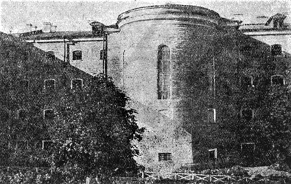 Więzienie Łukjanowskie w Kijowie. To tutaj w kwietniu–maju 1940 r. w specjalnym pawilonie (więzienny zamek) funkcjonariusze komendantury NKWD rozstrzeliwali polskich oficerów i obywateli. Specjalny pawilon nie zachował się, rozebrano go na początku lat 60. XX w. (Źródło: pastvu.com).