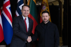 Sikorski: Ukraina zasłużyła na status kandydata do UE, ale dla członkostwa musi spełnić warunki