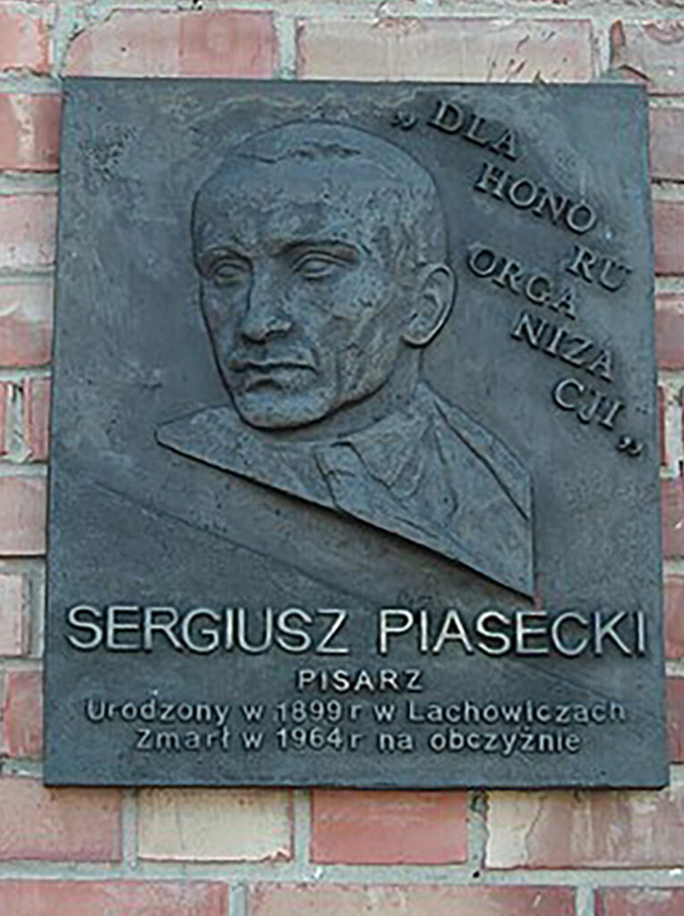 Tablica pamiątkowa Sergiusza Piaseckiego na ścianie kościoła w Lachowiczach