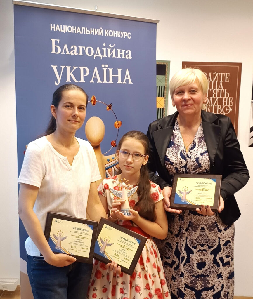 W Międzynarodowym Konkursie „Polska pomoc charytatywna dla Ukrainy” wyróżnienia oraz statuetkę „Anioł Dobroci” otrzymały Anna Stopkiewicz-Sierowa oraz Natalia i Julia Sierowy